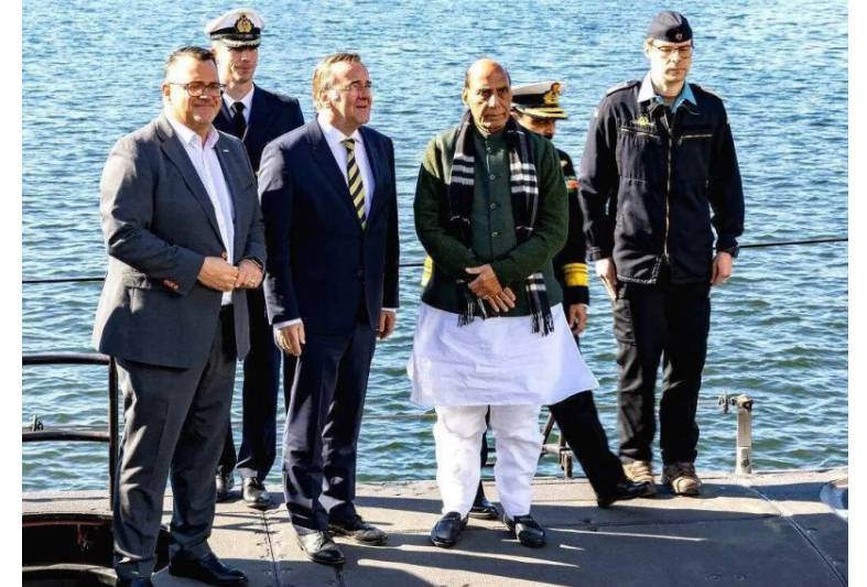 Indian defence minister gets stuck in German submarine hatch