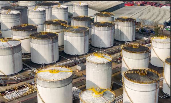 Oil extends gains, stocks sink as peace talk hopes fade