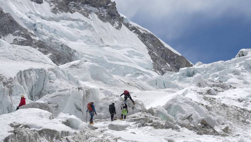 Glacier block delays route-setting on Everest