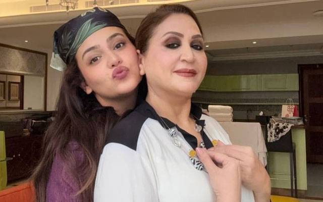 Zara Noor Abbas proudly applauds mother Asma Abbas’ acting brilliance 