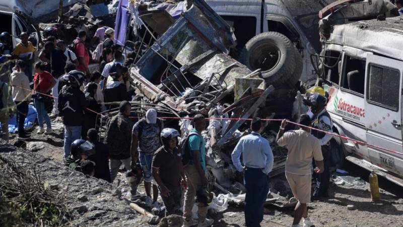 Bomb attack on Colombia highway kills 14 ahead of election