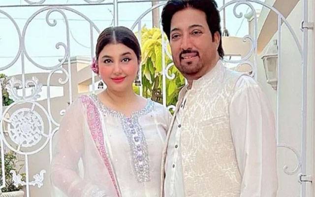 Tearful fan hugs Saud Qasmi at ‘Bullah’ event goes viral