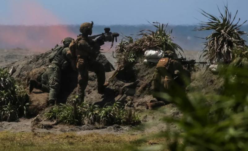 Philippines says two US citizens among 19 killed in raid