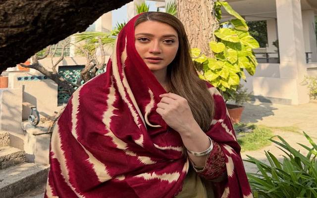 Momina Iqbal’s raw words on father loss strike a deep emotional chord 