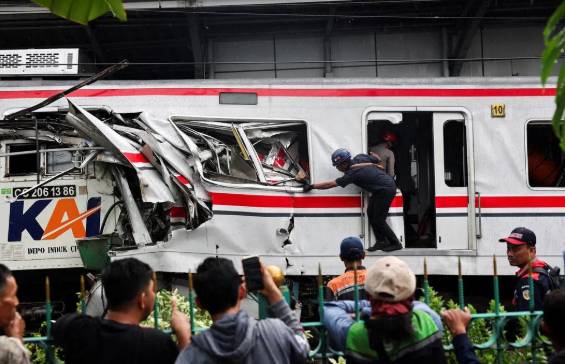Train collision kills 15, injures dozens near Jakarta