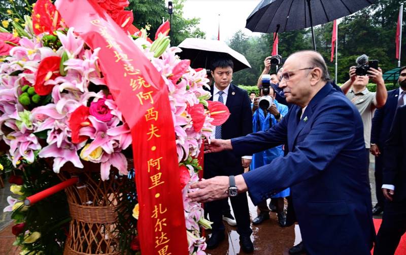 President Zardari visits Mao Zedong’s hometown, pays tribute at Statue Square