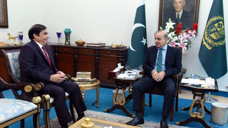 Hanif Abbasi briefs PM Shehbaz on issues related to Ministry of Railways 