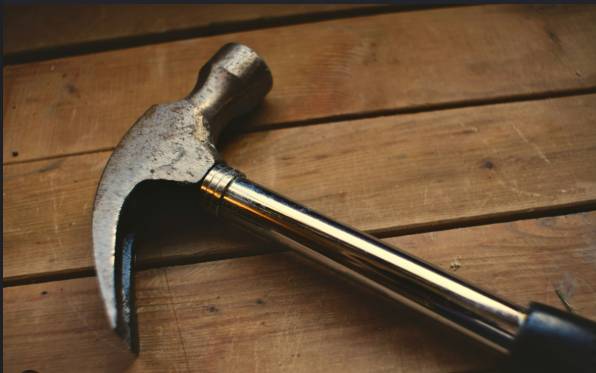 Hammer-wielding man attacks Tokyo teenagers