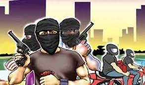 Woman, two accomplices rob brother’s house in Lahore