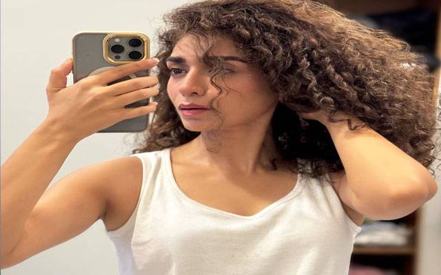 Hajra Yamin’s effortless looks leave Kubra Khan gushing 