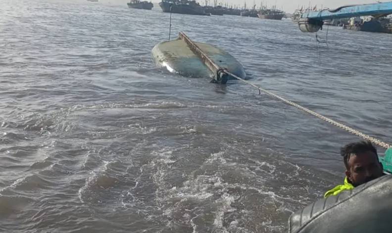 One missing as rescue teams save 18 fishermen after boat accident at Karachi sea