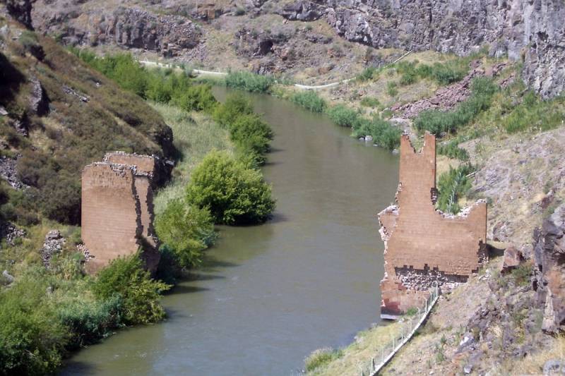 Turkey and Armenia pledge to restore historic border bridge