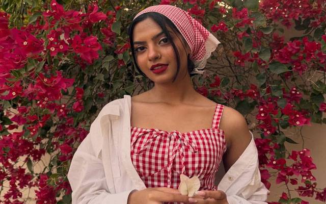 Janice Tessa serves in ‘retro bandana’ style
