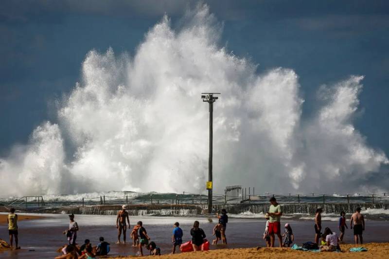 Two rescuers among three killed in rough seas off Australia