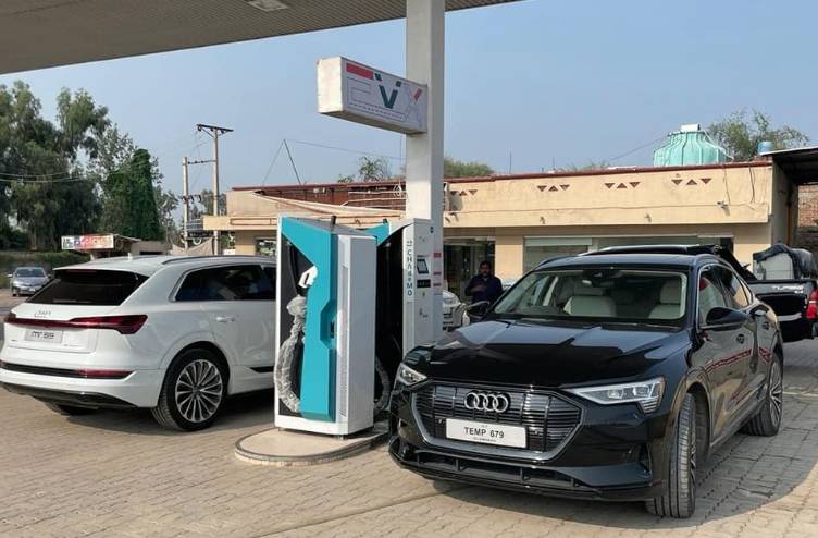 Govt allows station owners to fix recharging fee for electric vehicles