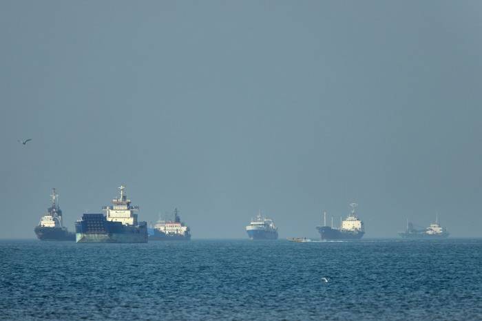 US threatens 'devastating' response to any Iran attack on shipping