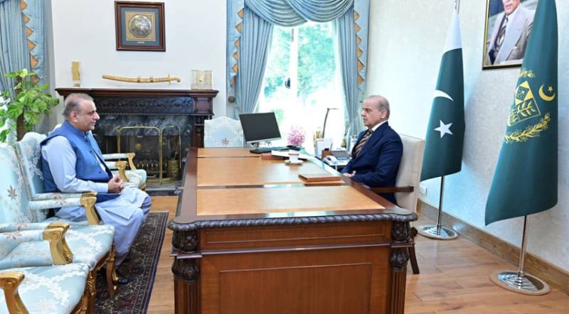 Aleem Khan briefs PM on progress of development projects