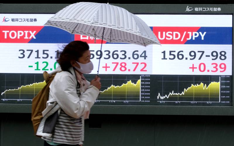 Oil prices tumble, stocks rally on Mideast peace hopes