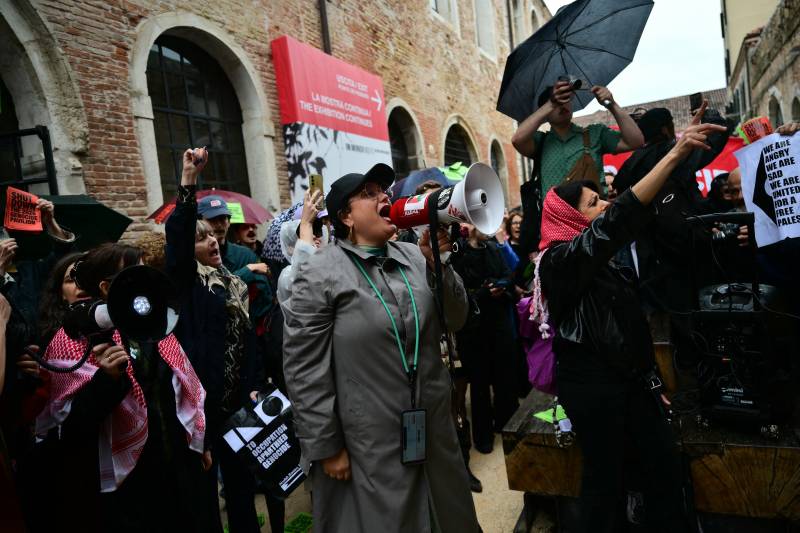Protests as Venice Biennale opens in turmoil over Russian presence