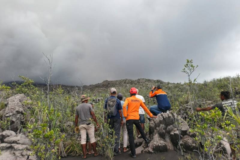 Indonesia volcanic eruption kills three hikers: officials
