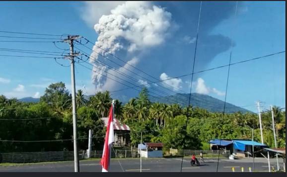 Indonesia volcanic eruption kills three hikers