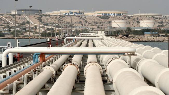 Feared Iran oil slick smaller, may be from infrastructure: group