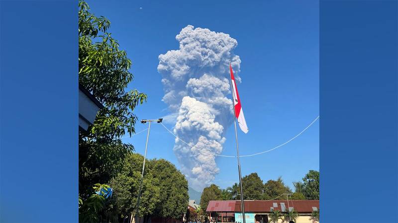 Indonesia rescuers search for hikers killed in volcanic eruption