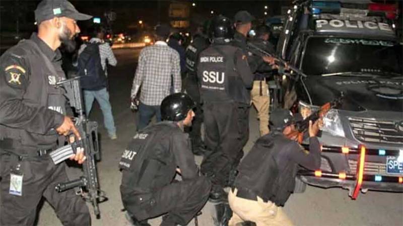 One dacoit killed, another arrested in Karachi police encounter