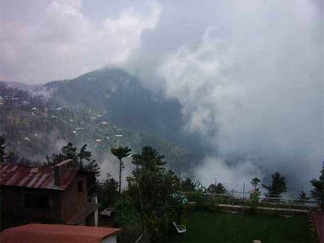 Rain and thunder bring pleasant weather to Murree, temperatures drop