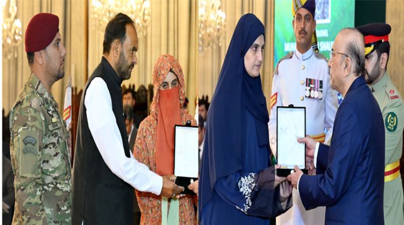 President confers military awards on armed forces personnel