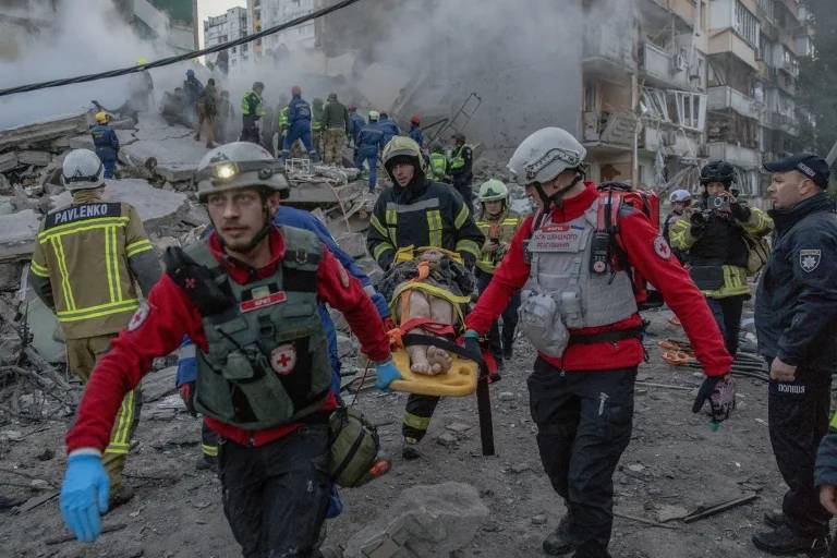 Russia pummels Kyiv, killing at least 10 and denting peace hopes
