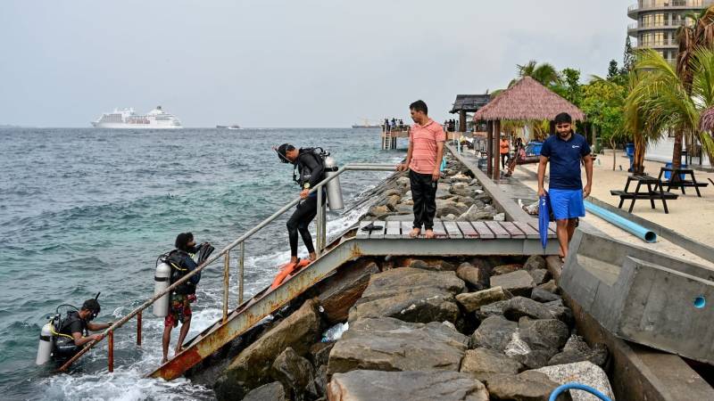 Maldives rescuers search for four drowned Italian divers