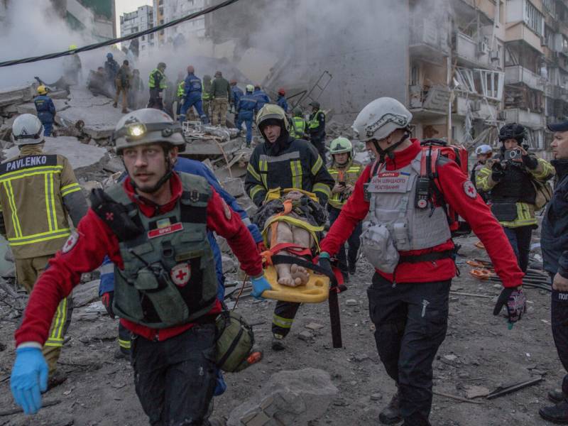 Russia pummels Kyiv, killing at least 24 and denting peace hopes