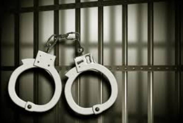 Woman among two arrested in Karachi for impersonating as govt officials