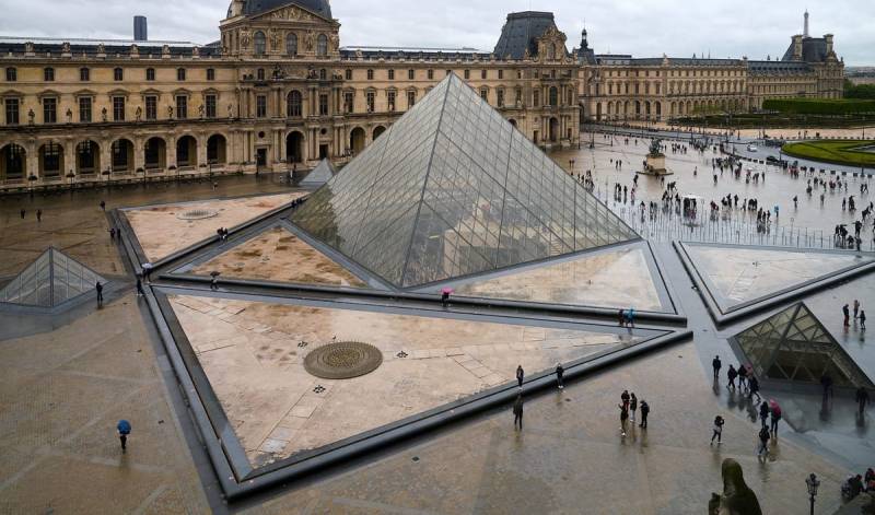 France unveils architects to transform Louvre