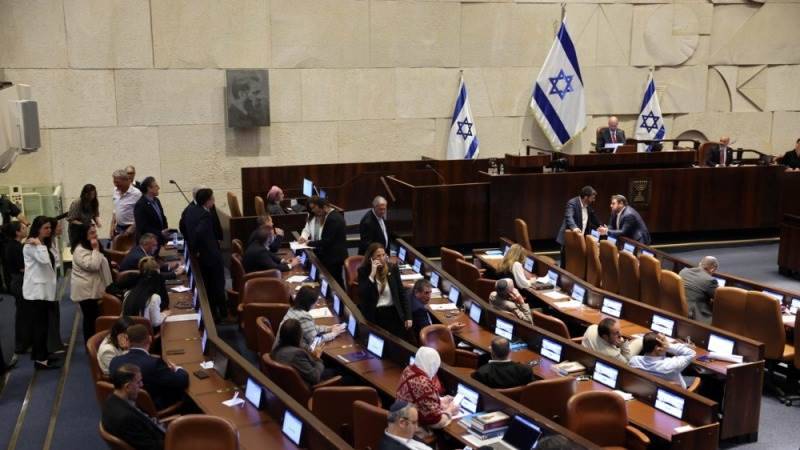 Israeli lawmakers advance bill to dissolve parliament