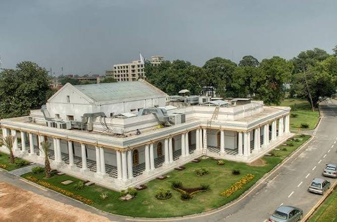 Private vehicles's entry in Civil Secretariat Lahore banned