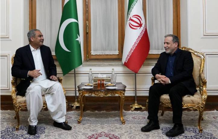 Mohsin Naqvi takes up Iran-US talks with FM Araghchi in Tehran