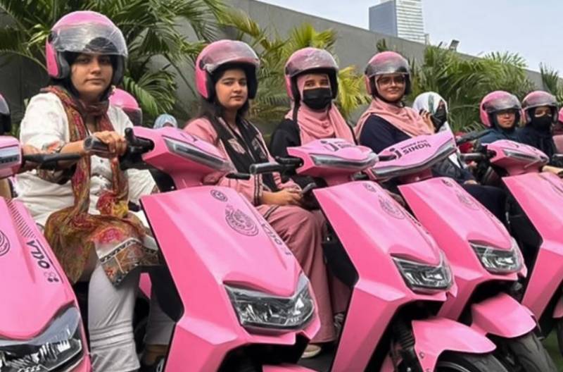 Sharjeel Memon distributes pink scooties among Hyderabad women