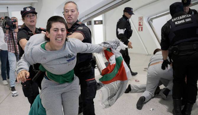 Four held after clashes at Spain airport as Gaza activists return