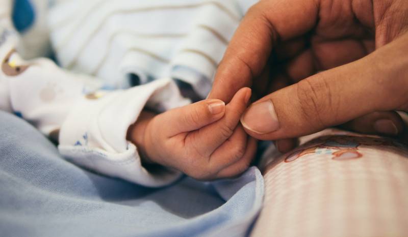 Woman gives birth aboard bus; company announces special gift for mother, newborn