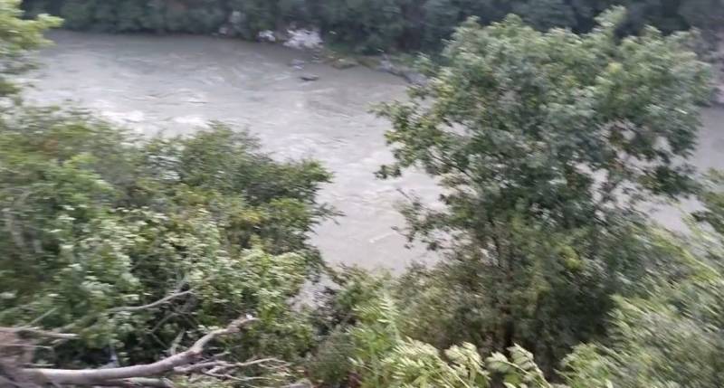 Coaster avoiding ‘Eidi challan’ falls into Jhelum River in Muzaffarabad