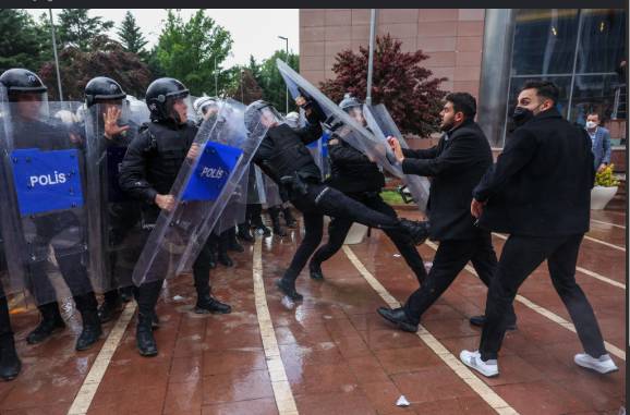 Police fire tear gas to break up Turkey opposition protest