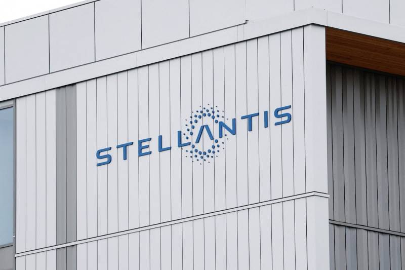 Stellantis to invest 1bn euros in French electric vehicle production, Macron says