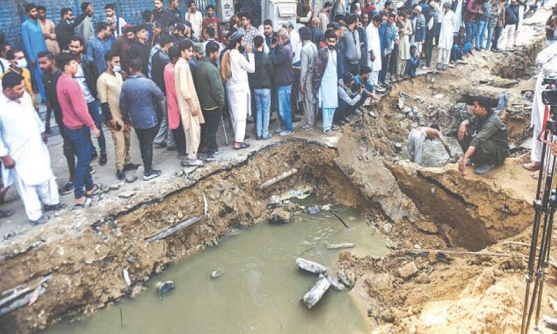 Bodies of young man and woman found in Karachi drain