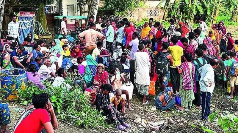 Hundreds flee India migrant crackdown towards Bangladesh