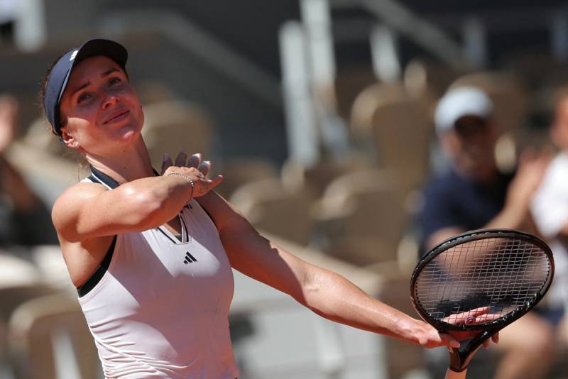 Swiatek, Svitolina cruise into French Open third round