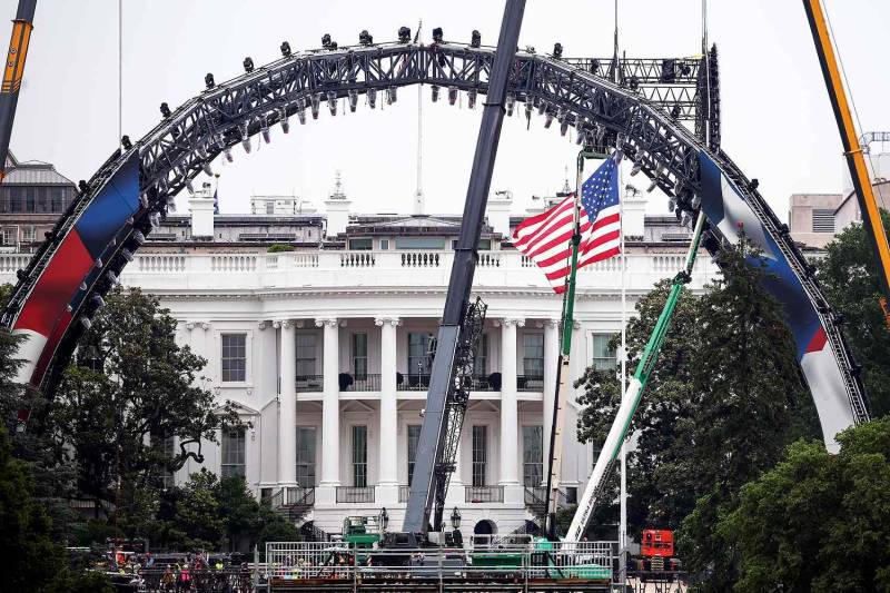 Trump builds giant stage at White House for birthday cage fight