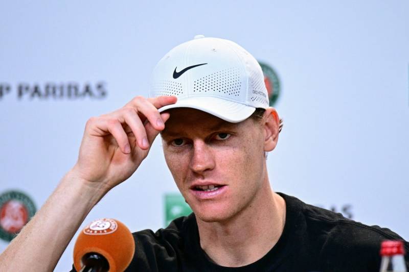 'Dizzy' Sinner wilts in French Open heat, out in second round
