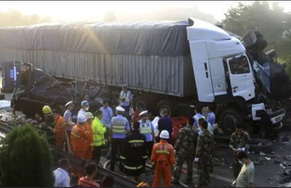 Passenger van accident kills 13 in central China